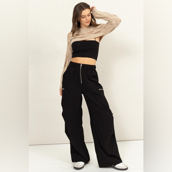 19B. Elastic Waist Wide Leg Cargo Pants - Black - Picture 4 of 6